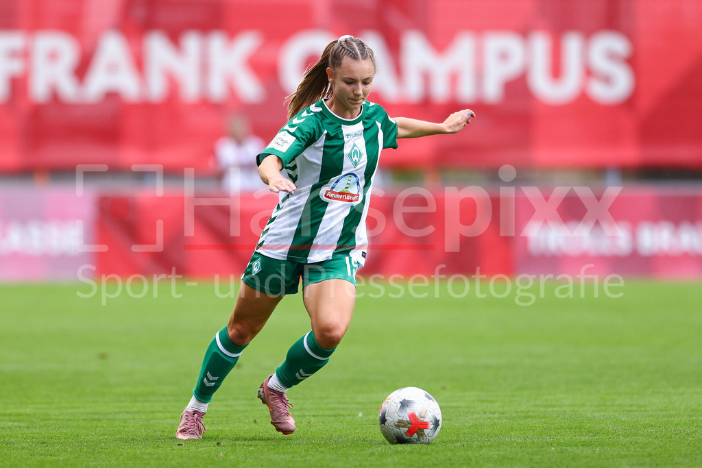 Fussball, Google Pixel Frauen-Bundesliga, 1. FSV Mainz 05 - SV Werder Bremen | Michelle Weiß (SV Werder Bremen, 15) am Ball, Freisteller, Einzelbild, Ganzkörper, Aktion, Action, Spielszene, DIE DFB-RICHTLINIEN UNTERSAGEN JEGLICHE NUTZUNG VON FOTOS ALS SEQUENZBILDER UND/ODER VIDEOÄHNLICHE FOTOSTRECKEN. DFB REGULATIONS PROHIBIT ANY USE OF PHOTOGRAPHS AS IMAGE SEQUENCES AND/OR QUASI-VIDEO.