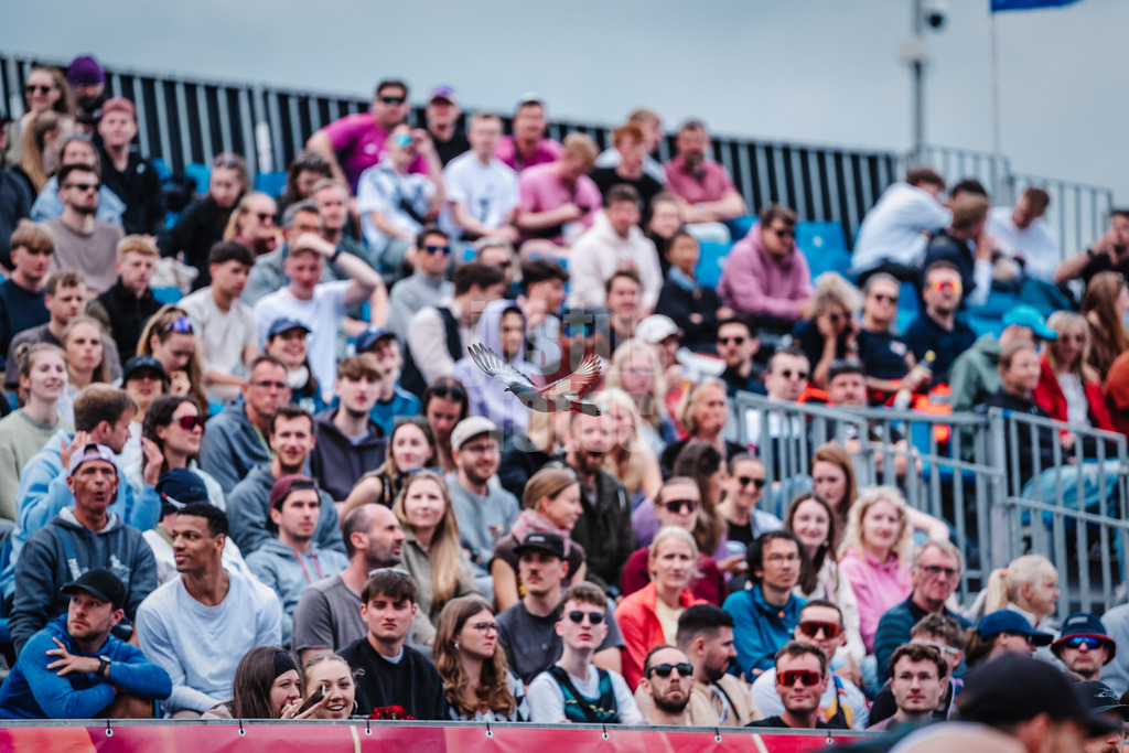 Beachvolleyball | Frauen | Allianz German Beach Tour 2025 | Tourstop Hamburg | 30.05.2025 | Eine Taube fliegt über das Spielfeld