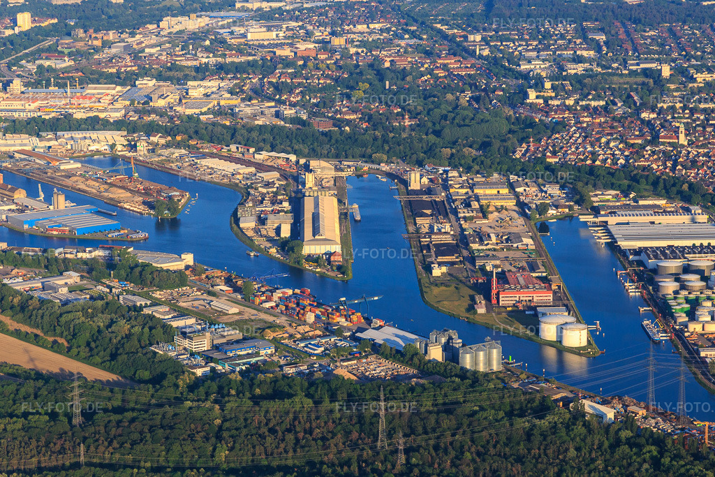 Luftbild: Karlsruher Rheinhäfen von Westen im Ortsteil Mühlburg in Karlsruhe im Bundesland Baden-Württemberg in Deutschland. Foto: IMG_114123.jpg vom 23.05.2019 durch Werner Riehm/FLY-FOTO.de