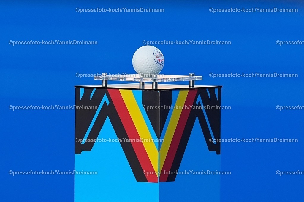 xydrx11082503064 | 11.08.2025, xydrx, Frauen EuroHockey Championship 2025, Gruppenphase, Gruppe A, Deutschland - Niederlande, Sparkassenpark Mönchengladbach: Spielball, feature, symbolbild,