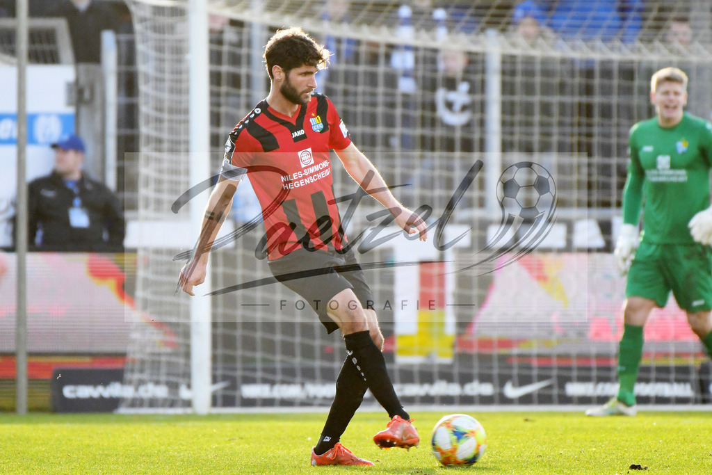 20200201_MEPCHE_0053 | Fußball, Herren: Niklas Hoheneder (Chemnitzer FC) in Aktion, am Ball, Einzelaktion waehrend des Spiels der 3. Liga zwischen SV Meppen und Chemnitzer FC in der Haensch-Arena am 01.02.2020 in Meppen, Deutschland. DFB / DFL REGULATIONS PROHIBIT ANY USE OF PHOTOGRAPHS AS IMAGE SEQUENCES AND/OR QUASI-VIDEO. - Realisiert mit Pictrs.com