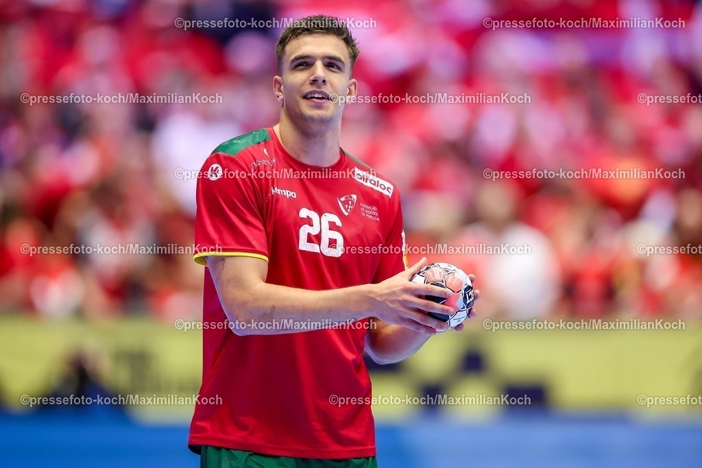 EHF16012601150 | 16.01.2026, Handball, Men's EHF EURO 2026, Portugal - Rumänien, Jyske Bank Boxen in Herning, Dänemark, Preliminary Round: Player of the Match Ehrung Auszeichnung POM  Francisco Mota Costa (Portugal #26) 