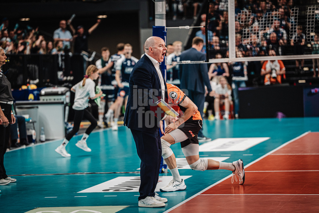Volleyball | Herren | Saison 2024/2025 | 1. Volleyball Bundesliga Männer | Finale | SVG Lüneburg vs. BERLIN RECYCLING Volleys | 01.05.2025 | Aufschrei von Trainer Joel Gregory Banks (Berlin Recycling Volleys)