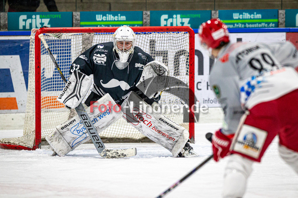 TSV Peißenberg MINERS gegen TEV Miesbach | Eishockey Bayernliga Herren Vorrunde 2024/25, TSV Peißenberg MINERS gegen TEV Miesbach, 20241201,Hannes KIEFER (MINERS Goali 32) in Aktion,2024-12-01 in Peißenberg (Eisstadion Peißenberg)Hannes KIEFER (MINERS Goali 32)Copyright: WolfgangxLindner