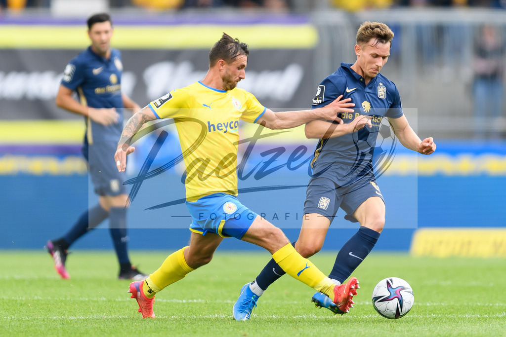 EBSTSV20210828_023 | Fussball, Herren: Robin Krausse (Eintracht Braunschweig) und Erik Tallig (TSV 1860 Muenchen) im Zweikampf beim Spiel der 3. Liga zwischen Eintracht Braunschweig und TSV 1860 Muenchen im Eintracht-Stadion am 28.08.2021 in Braunschweig, Deutschland.DFB / DFL REGULATIONS PROHIBIT ANY USE OF PHOTOGRAPHS AS IMAGE SEQUENCES AND/OR QUASI-VIDEO. - Realisiert mit Pictrs.com