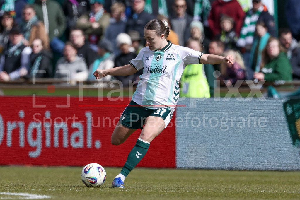 Fussball, Google Pixel Frauen-Bundesliga, SV Werder Bremen - SGS Essen | Mara Alber (SV Werder Bremen, 37) am Ball, Freisteller, Einzelbild, Ganzkörper, Aktion, Action, Spielszene, DIE DFB-RICHTLINIEN UNTERSAGEN JEGLICHE NUTZUNG VON FOTOS ALS SEQUENZBILDER UND/ODER VIDEOÄHNLICHE FOTOSTRECKEN. DFB REGULATIONS PROHIBIT ANY USE OF PHOTOGRAPHS AS IMAGE SEQUENCES AND/OR QUASI-VIDEO.