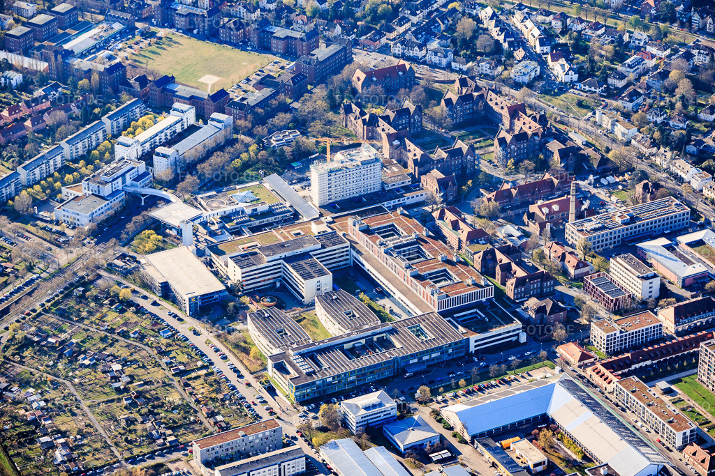 Luftbild: Städtisches Klinikum Karlsruhe gGmbH, Franz-Lust-Klinik für Kinder- und Jugendmedizin (Kinderklinik Karlsruhe)  einrichtungen/kinder-und-frauenklinik/kinder-und-jugendmedizin im Ortsteil Nordweststadt in Karlsruhe im Bundesland Baden-Württemberg in Deutschland. Foto: IMG_153888.jpg vom 02.04.2026 durch Werner Riehm/FLY-FOTO.deAuflösung des Originals: 6000 x 4000 pxWWW.KLINIKUM-KARLSRUHE.DE