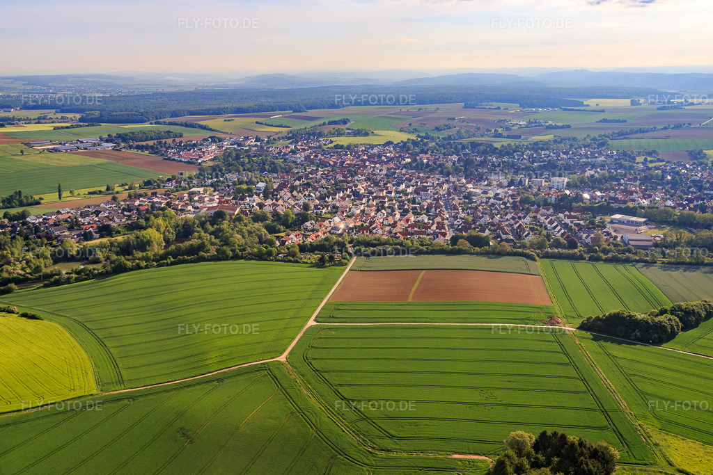 Luftbild: Ortsansicht von Westen im Ortsteil Ostheim in Nidderau im Bundesland Hessen in Deutschland. Foto: IMG_088818.jpg vom 20.05.2016 durch Werner Riehm/FLY-FOTO.de