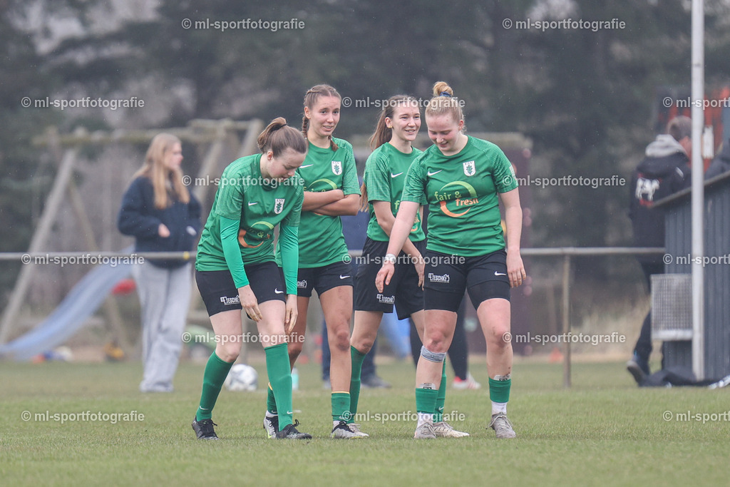 Fußball I Frauen I Saison 2025/2026 I Oberliga Schleswig-Holstein I 12. Spieltag I SV Frisia 03 Risum-Lindholm - Eichholzer SV | ml-sportfotografie - Realisiert mit Pictrs.com
