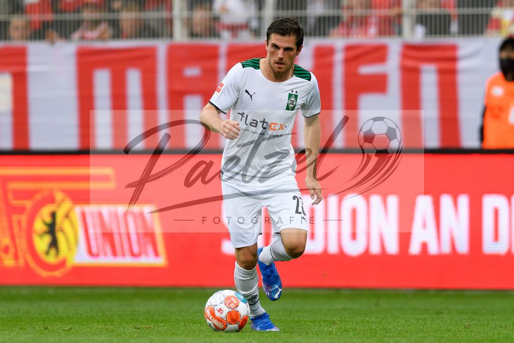 FCUBMG20210829_193 | Fussball, Herren: Jonas Hofmann (Borussia Moenchengladbach) in Aktion, am Ball, Einzelaktion beim Spiel der 1. Bundesliga zwischen 1. FC Union Berlin und Borussia Moenchengladbach im Stadion An der Alten Foersterei am 29.08.2021 in Berlin, Deutschland. - Realisiert mit Pictrs.com