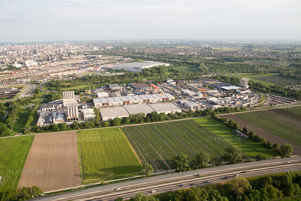 Luftbild: Gewerbegebiet Muldenweg im Ortsteil Pfingstweide in Ludwigshafen im Bundesland Rheinland-Pfalz in Deutschland. Foto: IMG_088217.jpg vom 09.05.2016 durch Werner Riehm/FLY-FOTO.de