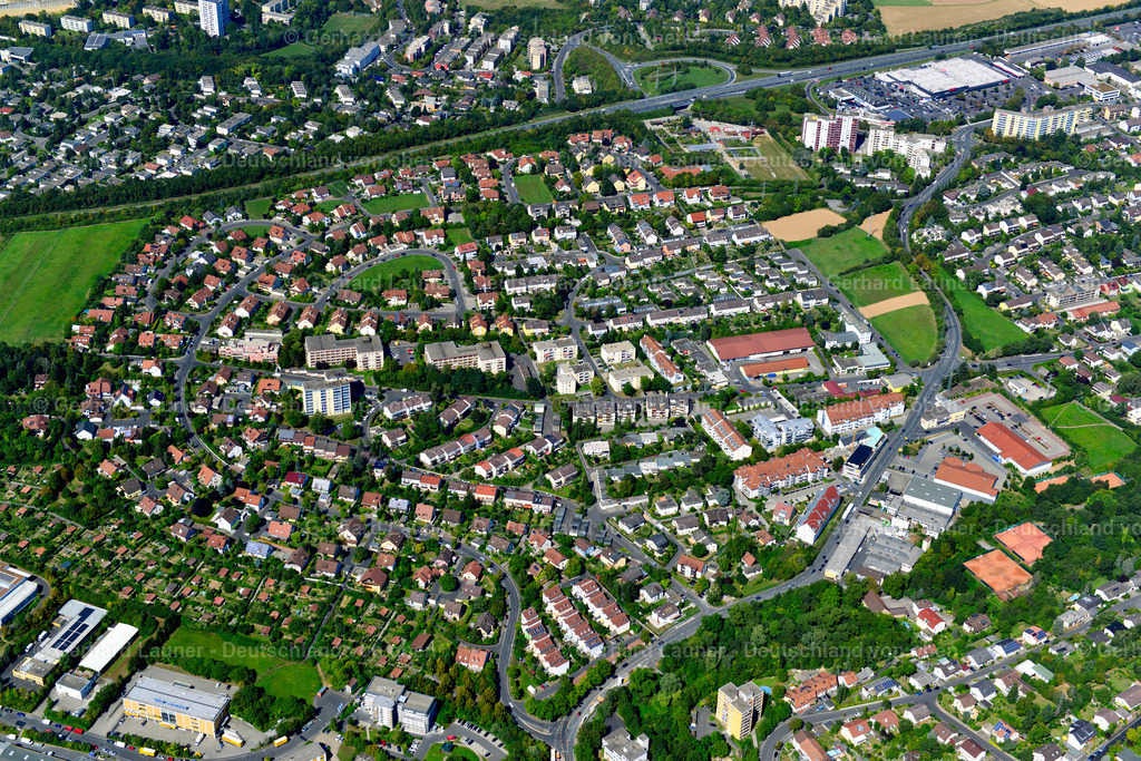 3650125 | LENGFELD 31.08.2016 Wohngebiet einer Einfamilienhaus- Siedlung am Rande von landwirtschaftlichen Feldern in Lengfeld im Bundesland Bayern, Deutschland // Single-family residential area of settlement on the edge of agricultural fields in Lengfeld in the state Bavaria, Germany Foto: Gerhard Launer