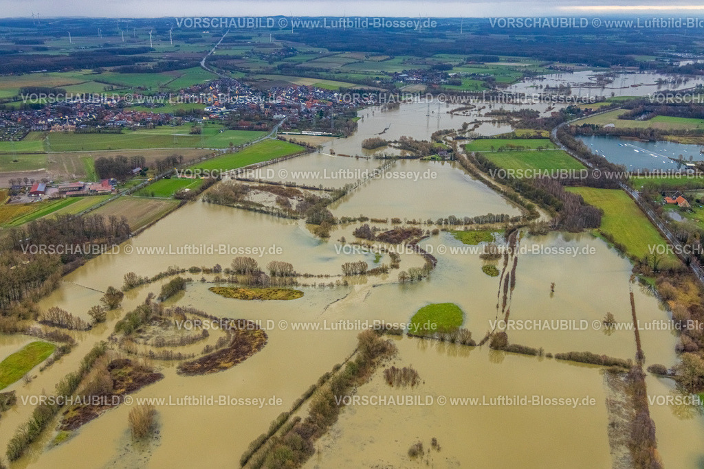 Hamm231201046 | Luftbild vom Hochwasser der Lippe, Weihnachtshochwasser 2023, Fluss Lippe tritt nach starken Regenfällen über die Ufer, Überschwemmungsgebiet Lippeaue Oberwerrieser Mersch Landschaftsschutzgebiet, hinten die Wasserski Anlage Hamm, Uentrop, Hamm, Ruhrgebiet, Nordrhein-Westfalen, Deutschland