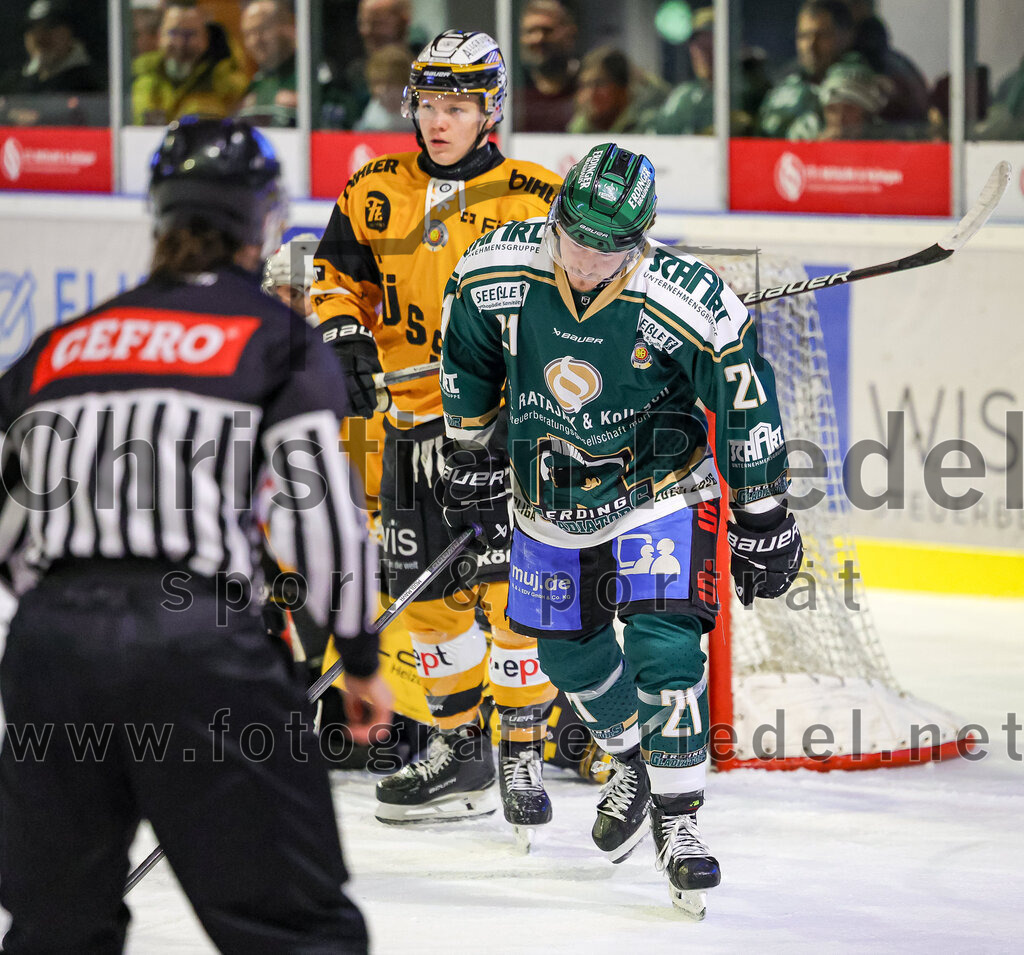 2025-11-02_108_TSV_Erding_gegen_EV_Fuessen | Erding, Deutschland, 02.11.2025:Eishockey, Oberliga Süd 2025 / 2026, 15. Spieltag, TSV Erding gegen EV Füssen, Endergebnis: 2:6Erik Modlmayr (Erding Gladiators, #21)Foto: Christian Riedel / fotografie-riedel.net
