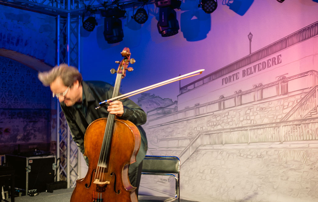 Jan Vogler | Jan Vogler spielt Bach im Forte Belvedere Leisnig zum Festival Hallo Leisnig 2022. - Realisiert mit Pictrs.com