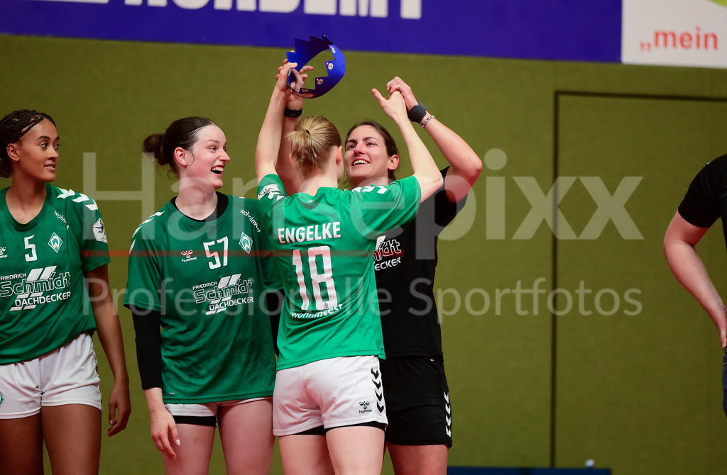 Handball, 2. Bundesliga Frauen, SV Werder Bremen - Kurpfalz Bären | Denise Engelke (SV Werder Bremen, 18) möchte Anna Lena Bergmann (SV Werder Bremen, 25) eine Krone aufsetzen. Naomi Conze (SV Werder Bremen, 5) und Alina Defayay (SV Werder Bremen, 57) daneben