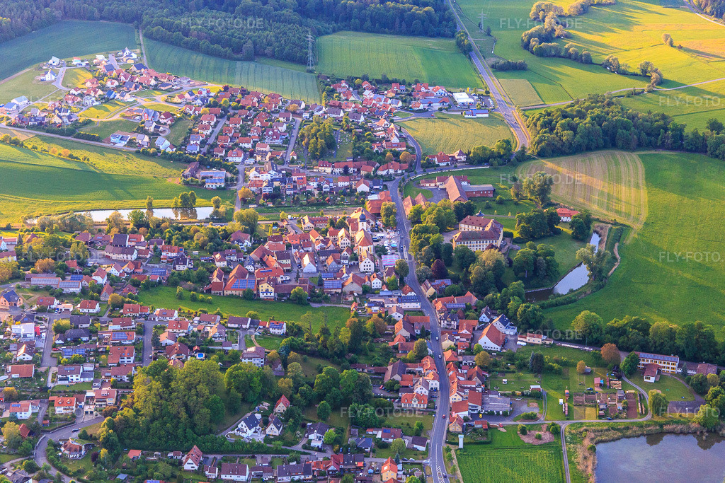 Luftbild: Ortsansicht aus Süden in Rentweinsdorf im Bundesland Bayern in Deutschland. Foto: IMG_100162.jpg vom 26.05.2017 durch Werner Riehm/FLY-FOTO.de