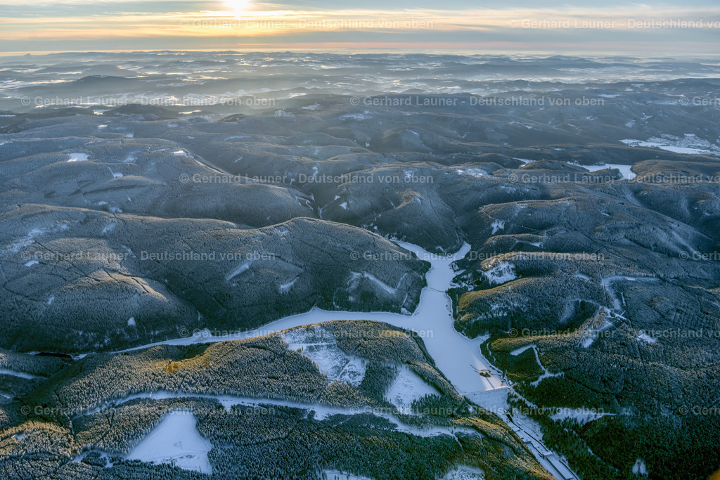 4045122 | LUISENTHAL 14.02.2021 Winterlich schneebedeckte Talsperren - Staudamm und Uferbereiche am Stausee der Ohratalsperre im Ortsteil Schwarzwald in Luisenthal im Bundesland Thüringen, Deutschland. Weiterführende Informationen bei: GWA Gesellschaft für Wasser- und Abwasserservice mbH,  Thüringer Fernwasserversorgung Anstalt des öffentlichen Rechts. // Wintry snowy dam and shore areas at the lake of Ohratalsperre in the district Schwarzwald in Luisenthal in the state Thuringia, Germany. Further information at: GWA Gesellschaft fuer Wasser- und Abwasserservice mbH,  Thueringer Fernwasserversorgung Anstalt des oeffentlichen Rechts. Foto: Gerhard Launer