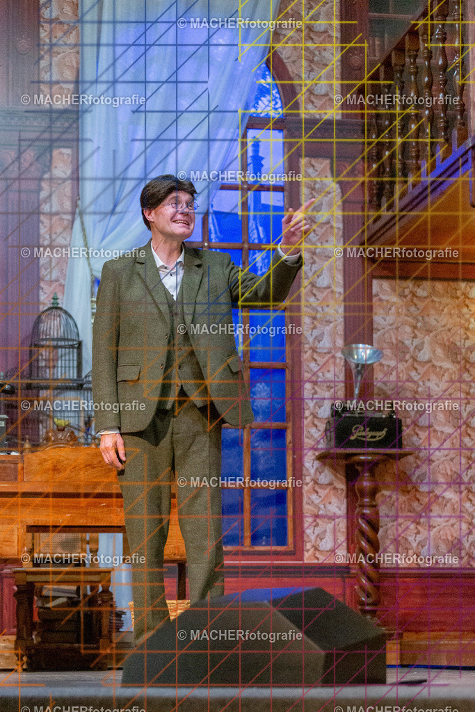 143_MFL-2025 | Portraitbilder von Regisseur; Darsteller; Techniker; Maske; Kostüme; Chor; Musiker; Bilderserie der Generalprobe und der Premierenvorstellung, Szenenbilder; Ausdrucksstudien; Bühnenüberblick; Bühnenkulissen; Pressefotos inkl. Redaktionsfoto Darstellergruppe.