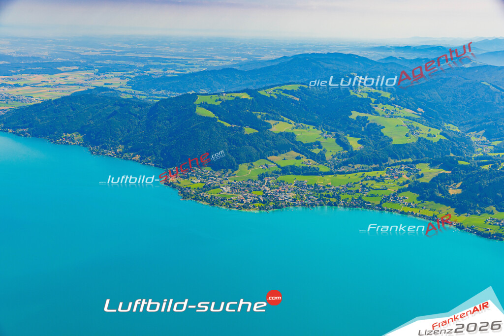Luftaufnahme der Stadt Weyregg am Attersee - Die Luftaufnahme wurde 2025 vom UL-Flugzeug heraus erstellt ( keine Drohne ) - Hochauflösende Luftaufnahme - für professionelle Ausdrucke geeignet. Die Geschenkidee !Mit Lizenz und Bildrechte bestellbar
