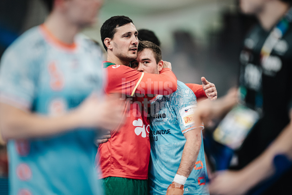 Handball | Herren | EHF EURO 2024 | European Championshop Men 2024 Final Tournament | Niederlande vs. Portugal | 23.01.2024 | v.l. Pedro Portela (#4, Portugal, POR) und Luc Steins (#22, Holland, NED) nach dem Spiel