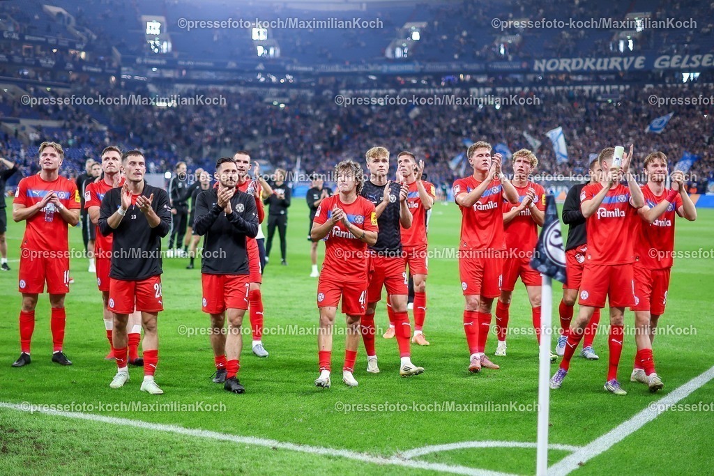 S0413092501203 | 13.09.2025, Fußball, FC Schalke 04 - Holstein Kiel, 5.Spieltag, 2. Fußball Bundesliga, Veltins-Arena Gelsenkirchen, Saison 2025 2026: Abschlussjubel nach dem 1:0 Sieg für Holstein Kiel. Die Mannschaft feiert den Erfolg vor der KurveDFB regulations prohibit any use of photographs as image sequences and or quasi-video.