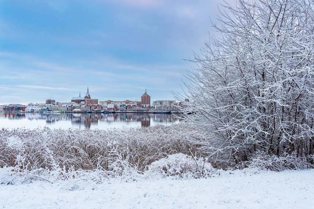 Blick über die Warnow auf die Hansestadt Rostock im Winter | Blick über die Warnow auf die Hansestadt Rostock im Winter.