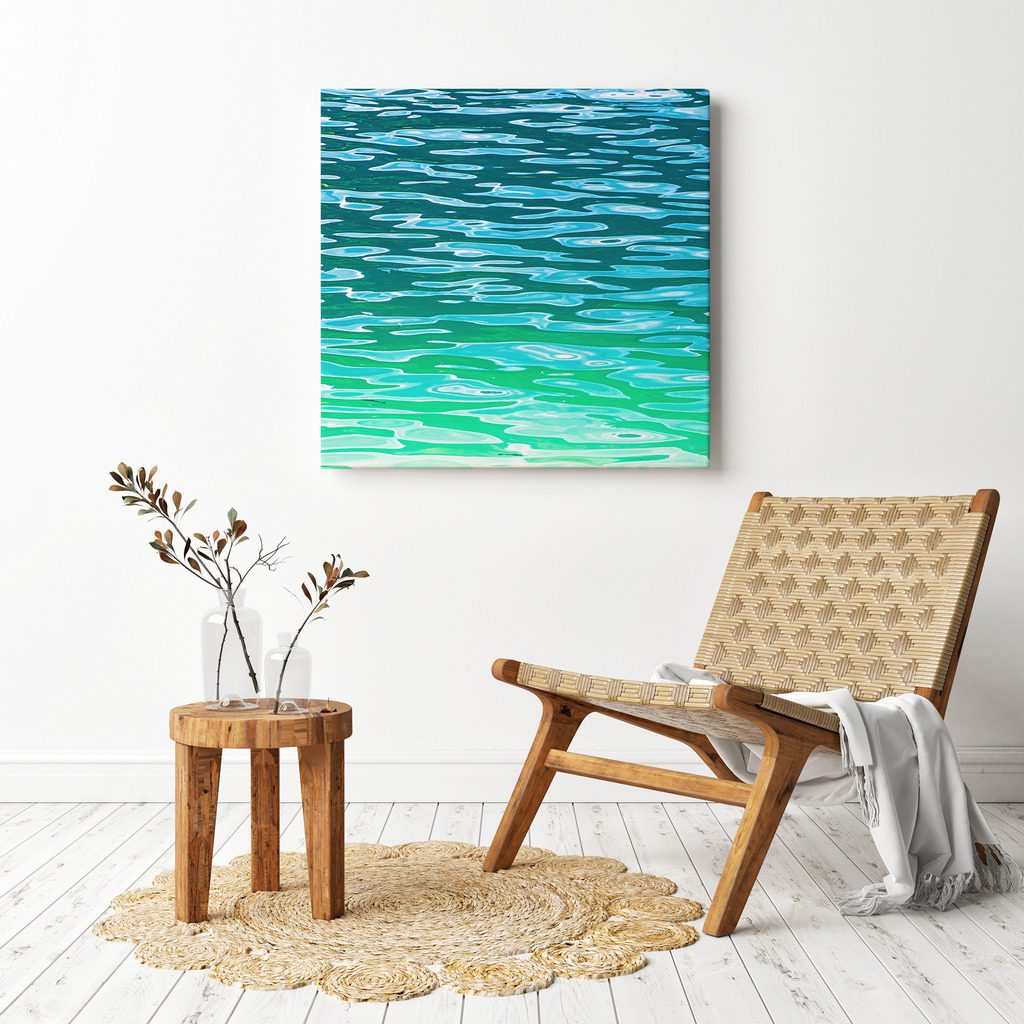 Türkisfarbenes Wellenmuster auf einem Bergsee für Ihr Wohnzimmer | Sie finden dieses Motiv in der Galerie Fotokunst im Quadrat (https://shop.soulimages.eu/img/mfbuv6) - Realisiert mit Pictrs.com