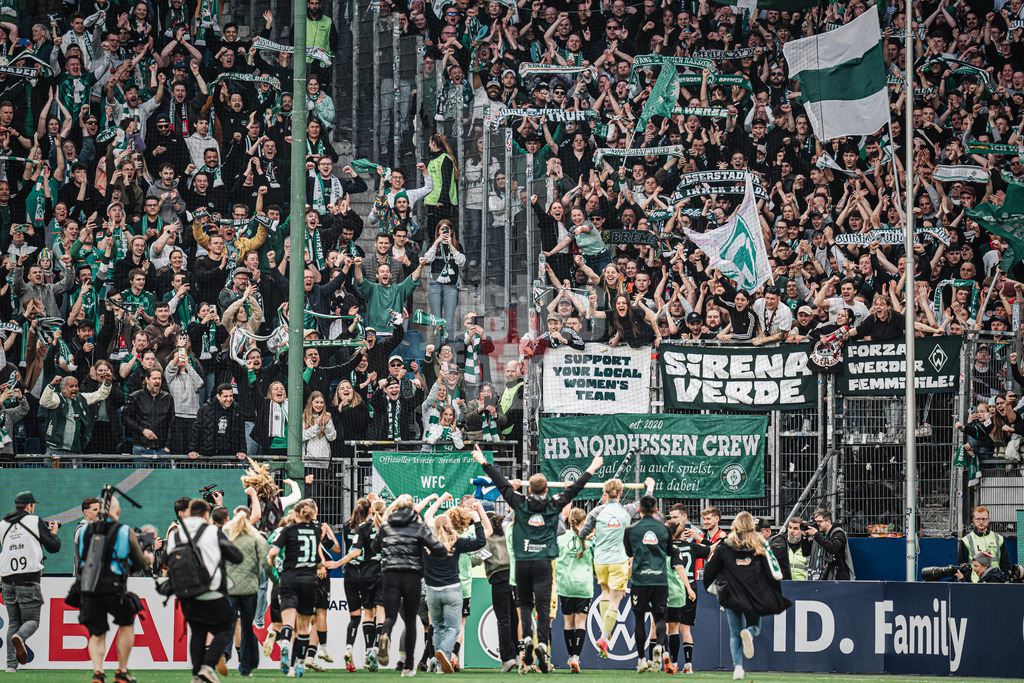 Fußball | Frauen | Saison 2024/2025  | DFB-Pokal der Frauen | Halbfinale | Hamburger SV vs. Werder Bremen | 23.03.2025 | Bremen feiert den Sieg und den Finaleinzug mit den Fans und der Eckfahne des HSV