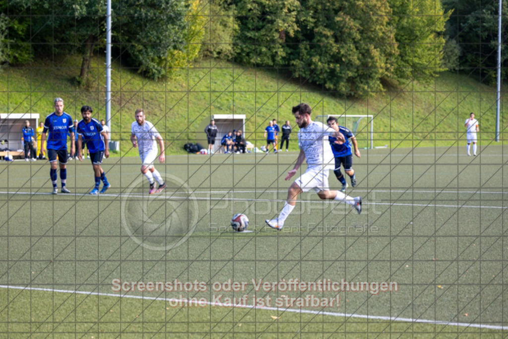 20250928_162847_0214 | #,TSG Salach (weiß) vs. TSV Berkheim (blau), Fußball, Bezirksliga - Bezirk Neckar/Fils, 06. Spieltag, Saison 2025/2026, Kunstrasensportplatz, Staufenecker Straße, 73084 Salach, 28.09.2025 - 15:00 Uhr,Foto: PhotoPeet-Sportfotografie/Peter Harich