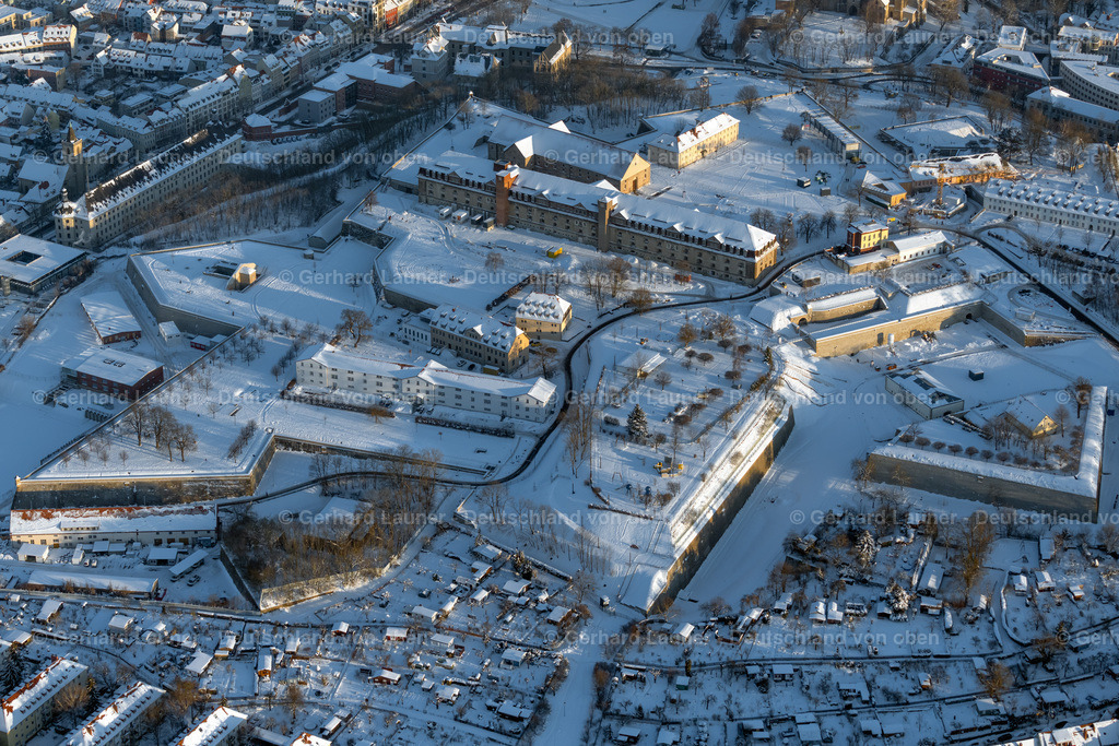 4045067 | ERFURT 14.02.2021 Winterlich schneebedeckte Sehenswürdigkeit und Tourismus- Attraktion des Geschichts- Denkmal Defensionskaserne an der Peterskirche auf der Zitadelle Petersberg im Ortsteil Altstadt in Erfurt im Bundesland Thüringen, Deutschland. Weiterführende Informationen bei: Erfurt Tourismus und Marketing GmbH. // Wintry snowy facade of the monument Defensionskaserne on Peterskirche on Zitadelle Petersberg in the district Altstadt in Erfurt in the state Thuringia, Germany. Further information at: Erfurt Tourismus und Marketing GmbH. Foto: Gerhard Launer