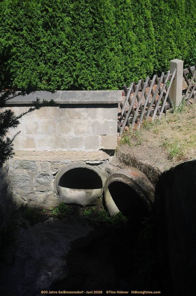 Geißmannsdorf-2026-Ortsbilder-474 | Geißmannsdorf bei Bischofswerda im Sommer 2026. Ein fotografischer Streifzug durch das Dorf Geißmannsdorf, mit Gebäuden, Straßen, Strohpuppen und geschmückten Vorgärten und Grundstücken anlässlich der 800-Jahr-Feier von Geißmannsdorf im Juni 2026 - Realisiert mit Pictrs.com