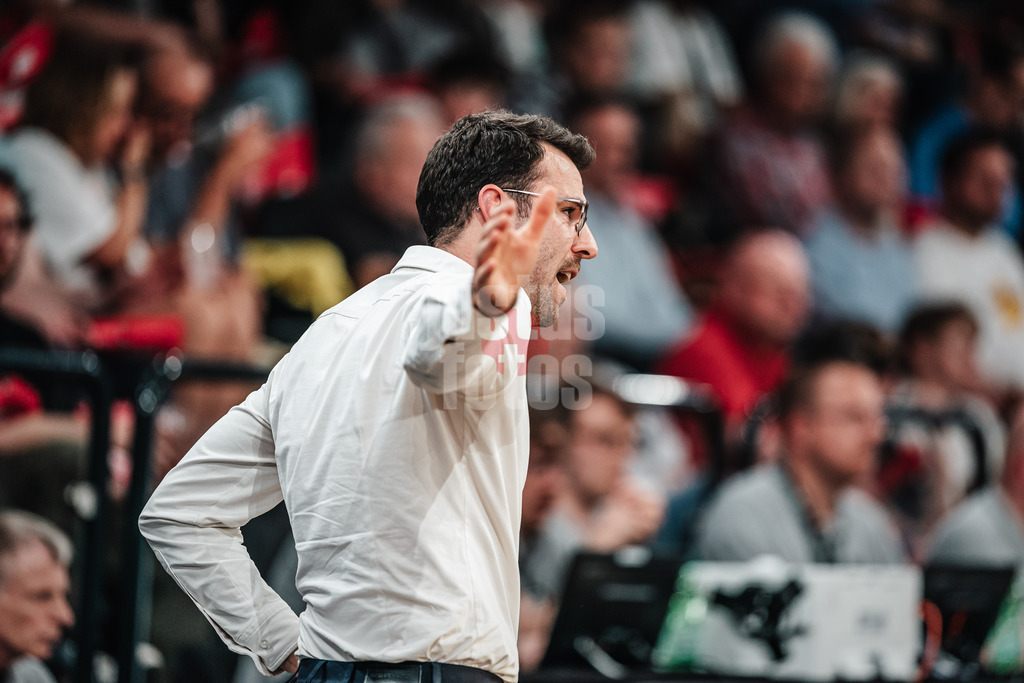 Basketball | Männer | Saison 2023/2024 | easyCredit Basketball Bundesliga | 31. Spieltag | Veolia Towers Hamburg vs. HAKRO Merlins Crailsheim | 30.04.2024 | Headcoach Benka Barloschky (Hamburg Towers)