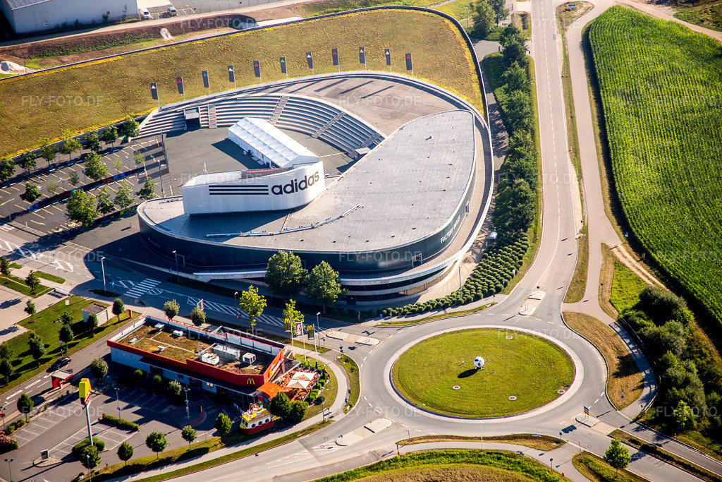 Luftbild: Verwaltungsgebäude und Bürokomplex von adidas im Ortsteil Haundorf in Herzogenaurach im Bundesland Bayern in Deutschland. Foto: IMG_092700.jpg vom 07.08.2016 durch Werner Riehm/FLY-FOTO.de