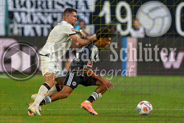 Borussia Mönchengladbach vs Eintracht Frankfurt - Bundesliga  | Mönchengladbach, Deutschland, 27.09.25:   Kevin Stöger (Borussia Mönchengladbach) und Nathaniel Brown (Eintracht Frankfurt) im Kampf um den Ball waehrend des Spiels der Bundesliga zwischen Borussia Mönchengladbach vs Eintracht Frankfurt im Stadion im Borussia Park(Foto von Brauer-Fotoagentur / Adrian Schlueter)