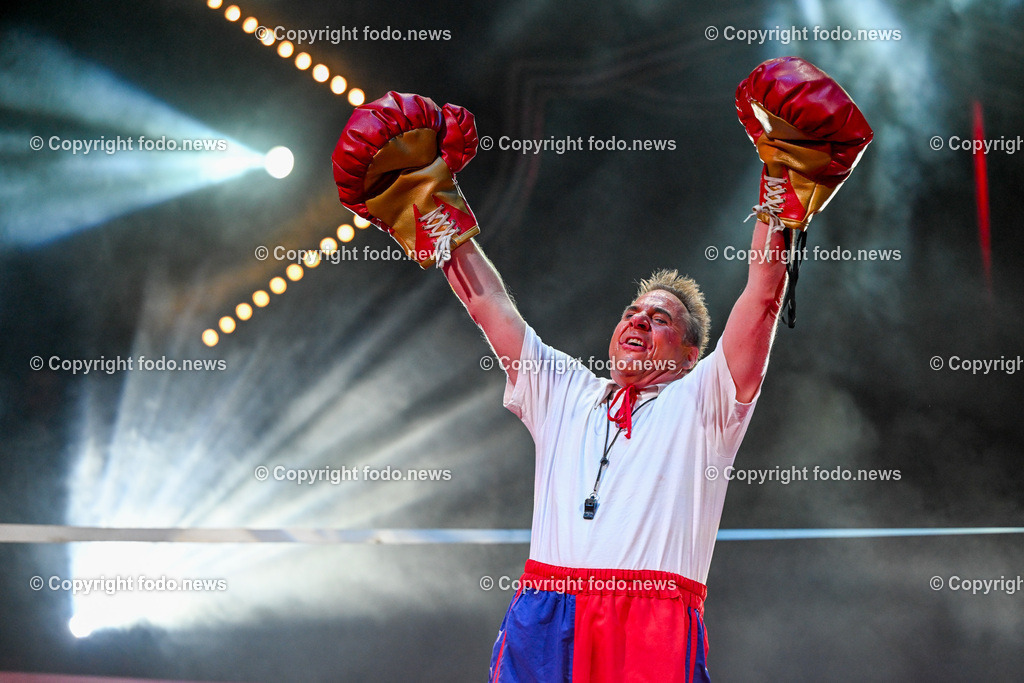 Zirkus Louis Knie_ 17.02.2024-55 | 17.02.2024, Linz, AUT, Circus Louis Knie 2024, im Bild Circus, Zirkus, Zelt, Artisten, Kuenstler, Trapez, Show, Clown, Zuschauer, Hunde, Ponys, Licht, Musik, Akrobaten, Akrobatik, Luftakrobatik