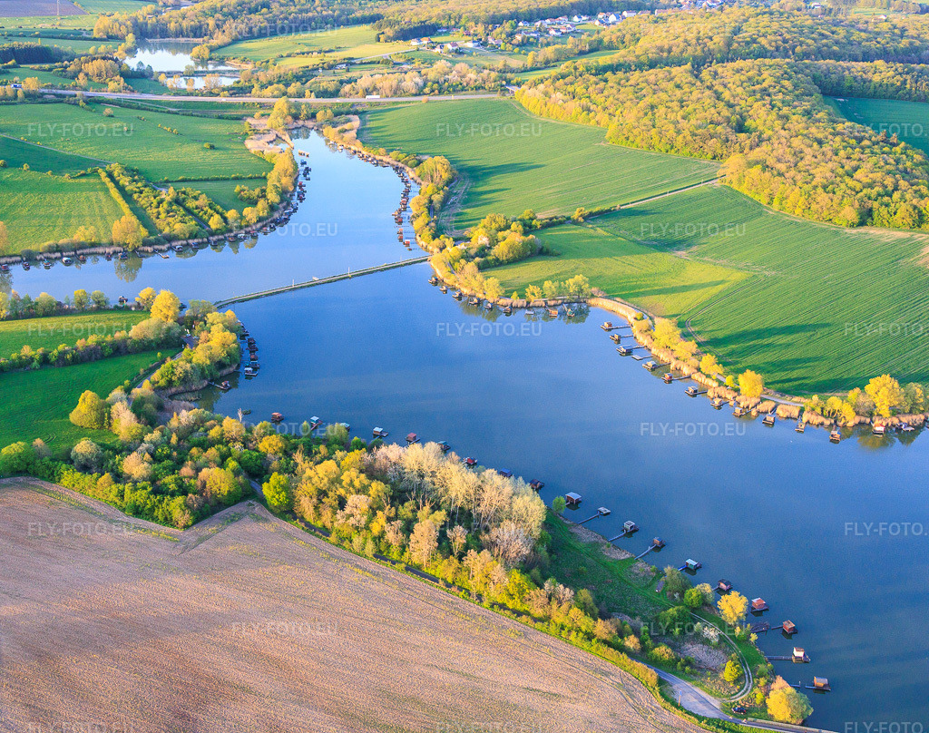 Vue aérienne: Pont sur le lac Étang du Welschhof à Puttelange-aux-Lacs dans le département Moselle, France.Photo: IMG_154388.jpg prise le 17/04/2026 par Werner Riehm/FLY-FOTO.euRésolution de l'original: 5068 x 4000 px