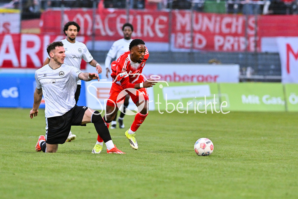 SV Wacker Burghausen - FC Bayern Amateure | BURGHAUSEN, GERMANY - 01. APRIL: im Duell Faton DZEMAILJI (Wacker Burghausen 27) und Michael SCOTT (FC Bayern München II 11) während dem Match zwischen dem SV Wacker Burghausen und den Amateuren des FC Bayern München am 26. Spieltag der Regionalliga Bayern im Flatbuy Stadion