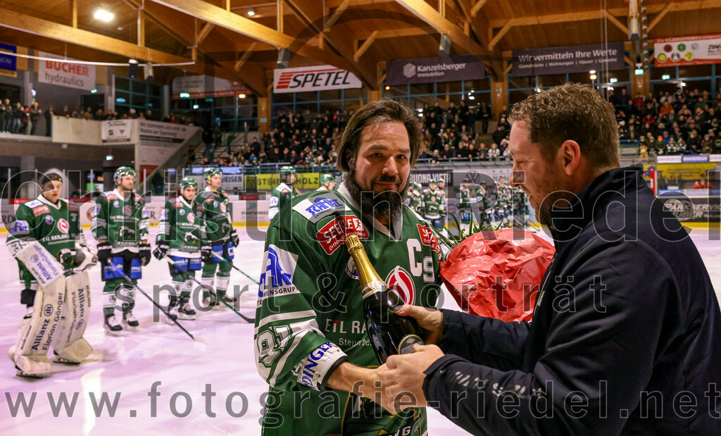 2024-02-02_009_TSV_Erding_gegen_ERSC_Amberg | Erding, Deutschland, 02.02.2024:
Eishockey, Bayernliga Vorrunde 2023 / 2024, 30. Spieltag, TSV Erding gegen ERSC Amberg, Endergebnis: 1:0

Rudolf Lorenz (Erding Gladiators, #91), David Whitney (Erding Gladiators)

Foto: Christian Riedel / fotografie-riedel.net