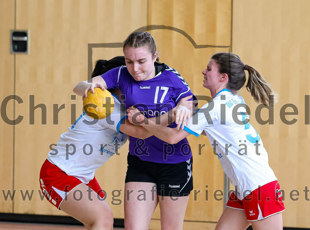 2023-03-18_057_SpVgg_Altenerding_II_gegen_HSG_Freising-Neufahrn_II | Erding, Deutschland, 18.03.2023:
Handball, Bezirksliga Frauen Altbayern 2022 / 2023, 14. Spieltag, SpVgg Altenerding II gegen HSG Freising-Neufahrn II, Endergebnis: 25:27

Leonie Kehlenbeck (HSG Freising-Neufahrn, #21), Thea-Sophie Steinbrecher (SpVgg Altenerding, #17), Carla Bluhme (HSG Freising-Neufahrn, #5)

Foto: Christian Riedel / fotografie-riedel.net