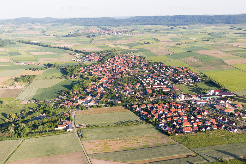 Luftbild: Ortsansicht von Norden in Kleinlangheim im Bundesland Bayern in Deutschland. Foto: IMG_100371.jpg vom 27.05.2017 durch Werner Riehm/FLY-FOTO.de