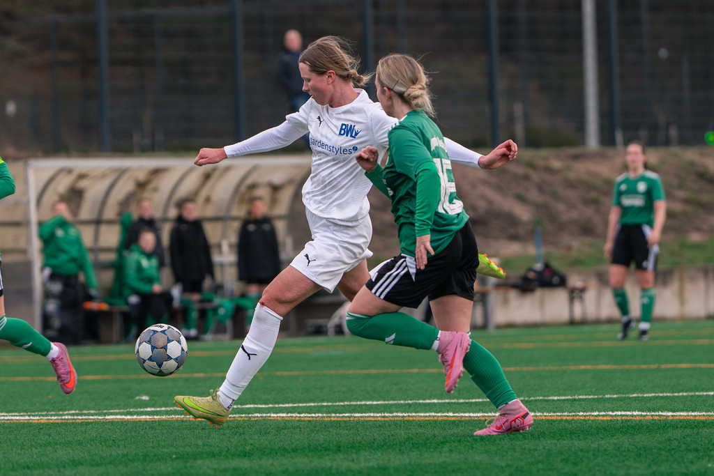 Fußball I Frauen I Saison 2025-2026 I Landesliga Weser-Ems I 13. Spieltag I BW Lohne - SV Olympia Uelsen I 9357 | jns.sportfotos - Realisiert mit Pictrs.com