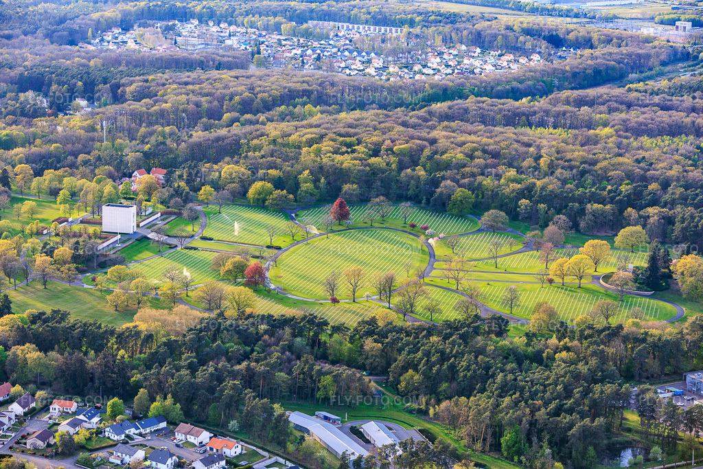 Aerial view: Gravestone rows and parkland at the American Military Cemetery and Memorial Site of Saint-Avold in the district Forêts de Zang et du Steinberg in Saint-Avold in the state Moselle, France. – Photo: IMG_154705.jpg taken on 04/17/2026 by Werner Riehm/FLY-FOTO.com – Resolution of the original: 6000 x 4000 px – About Lorraine American Cemetery - American Battle Monuments Commission (ABMC)