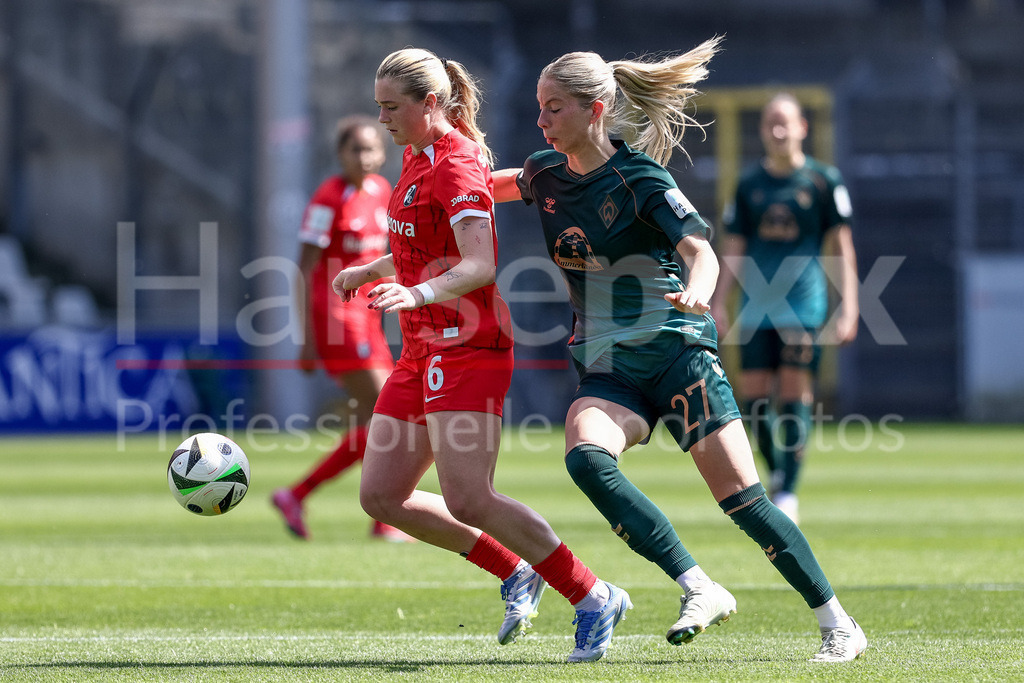 Fussball, Google Pixel Frauen-Bundesliga, SC Freiburg - SV Werder Bremen | v.li.: Annie Karich (SC Freiburg, 6) und Sharon Beck (SV Werder Bremen, 27) im Zweikampf, Duell, Dynamik, Aktion, Action, Spielszene, DIE DFB-RICHTLINIEN UNTERSAGEN JEGLICHE NUTZUNG VON FOTOS ALS SEQUENZBILDER UND/ODER VIDEOÄHNLICHE FOTOSTRECKEN. DFB REGULATIONS PROHIBIT ANY USE OF PHOTOGRAPHS AS IMAGE SEQUENCES AND/OR QUASI-VIDEO.