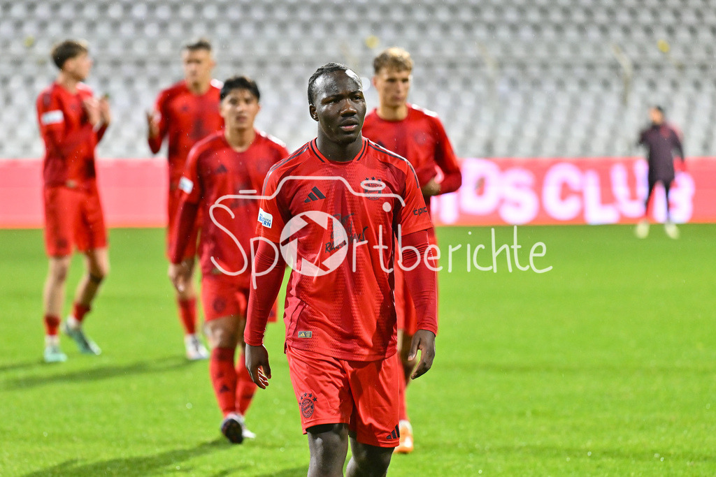 FC Bayern Amateure - TSV Buchbach | ein bedienter Nestory IRANKUNDA (FC Bayern München II #7) auf dem Weg in die Kabine / Regionalliga Bayern: FC Bayern München II - TSV Buchbach, Gruenwalder Stadion am 27.09.2024
