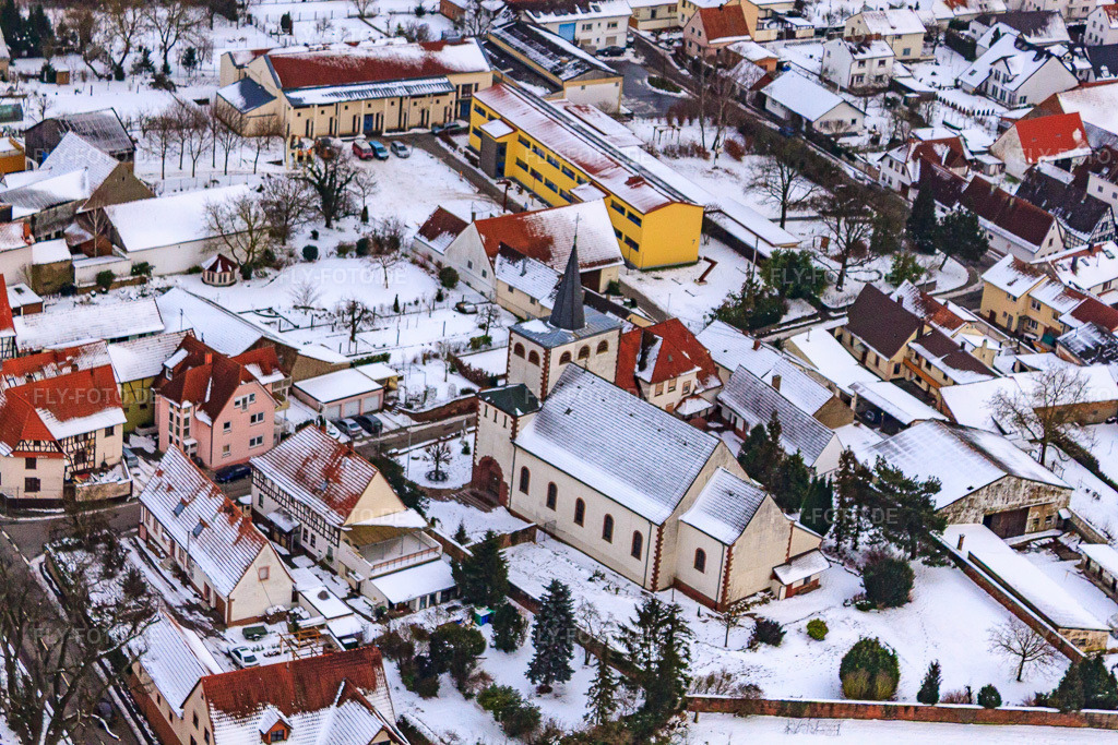 Luftbild: Katholische Kirche Im Winter bei Schnee in Minfeld im Bundesland Rheinland-Pfalz in Deutschland. Foto: IMG_23580.jpg vom 16.01.2010 durch Werner Riehm/FLY-FOTO.de