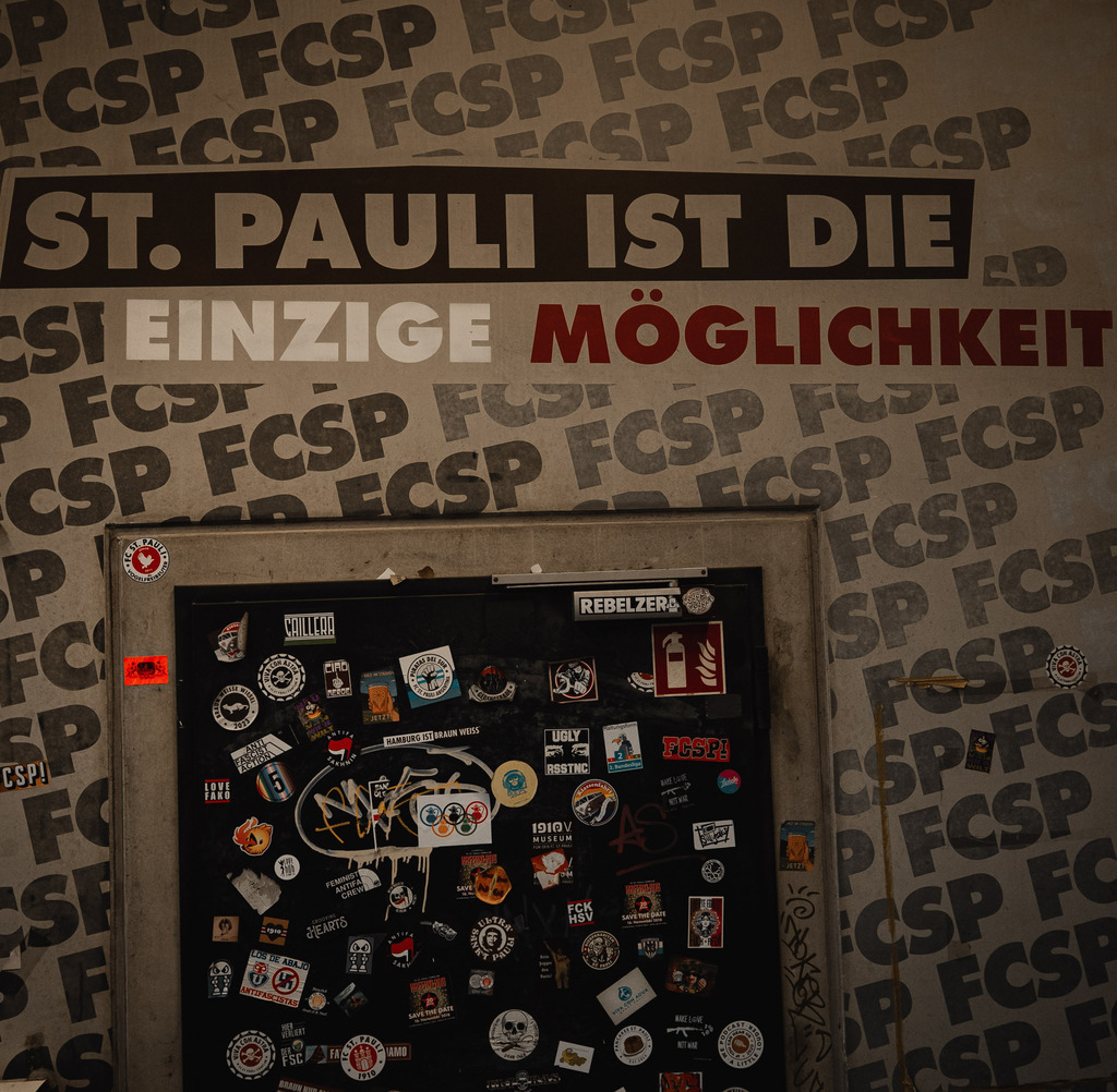 _STP5740 | Der offizielle Shop für FC St. Pauli Fotos. Wähle aus Spielszenen & Fanmomenten dein FCSP Wunschformat. Wir liefern Millerntor-Atmosphäre.