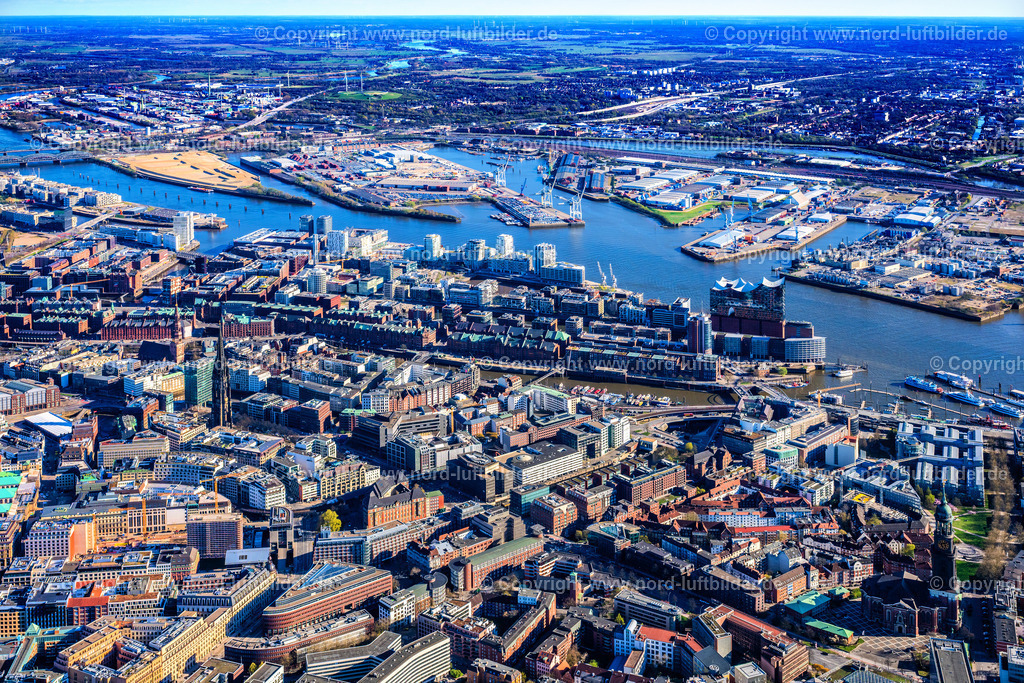 Hamburg_Mitte_Speicherstadt_Elbphilharmonie_ELS_4869060425 | HAMBURG 06.04.2025 Innenstadt im Stadtgebiet der Neustadt in Hamburg, Deutschland. // City center in the urban area of a??a??Neustadt in Hamburg, Germany. Foto: Martin Elsen