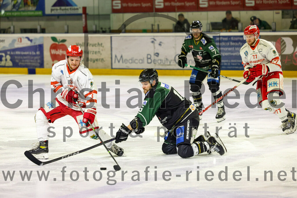 2023-03-10_078_TSV_Erding_gegen_TEV_Miesbach | Erding, Deutschland, 10.03.2023:
Eishockey, Bayernliga Playoffs 2022 / 2023, Halbfinale, TSV Erding gegen TEV Miesbach, Endergebnis: 2:0

Thomas März (TEV Miesbach, #3), Elias Maier (Erding Gladiators, #15), Philipp Michl (Erding Gladiators, #77), Benedikt Pölt (TEV Miesbach, #77)

Foto: Christian Riedel / fotografie-riedel.net