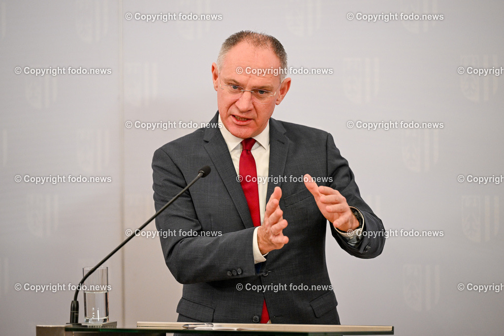 Pressekonferenz Land Ooe_ BM Karner_ LH  Stelzer_ 30.01.2024-40 | 30.01.2024, Linz, AUT, Pressekonferenz Land Ooe, BM Karner, LH Stelzer, Personaloffensive bei der Polizei – Rueckblick und Ausblick im Bild BM Gerhard Karner (VP, Inneres)
